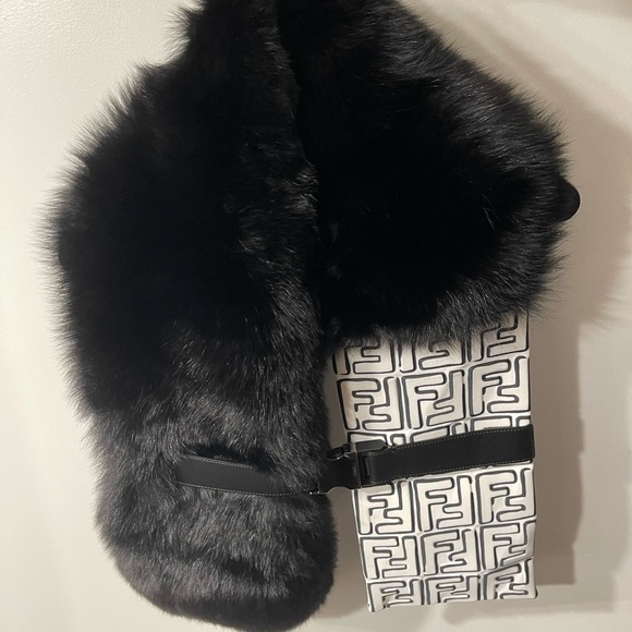 Authentic Fendi fox fur stole with buckle - Picture 2 of 7